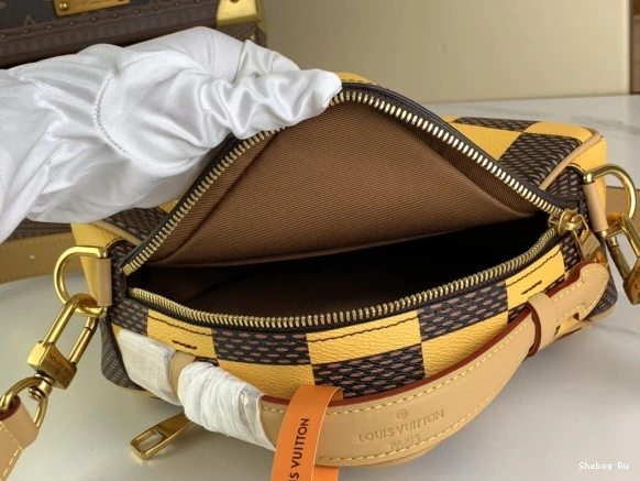 Chess LOUIS Messenger-24*24*8CM VUITTON 0729